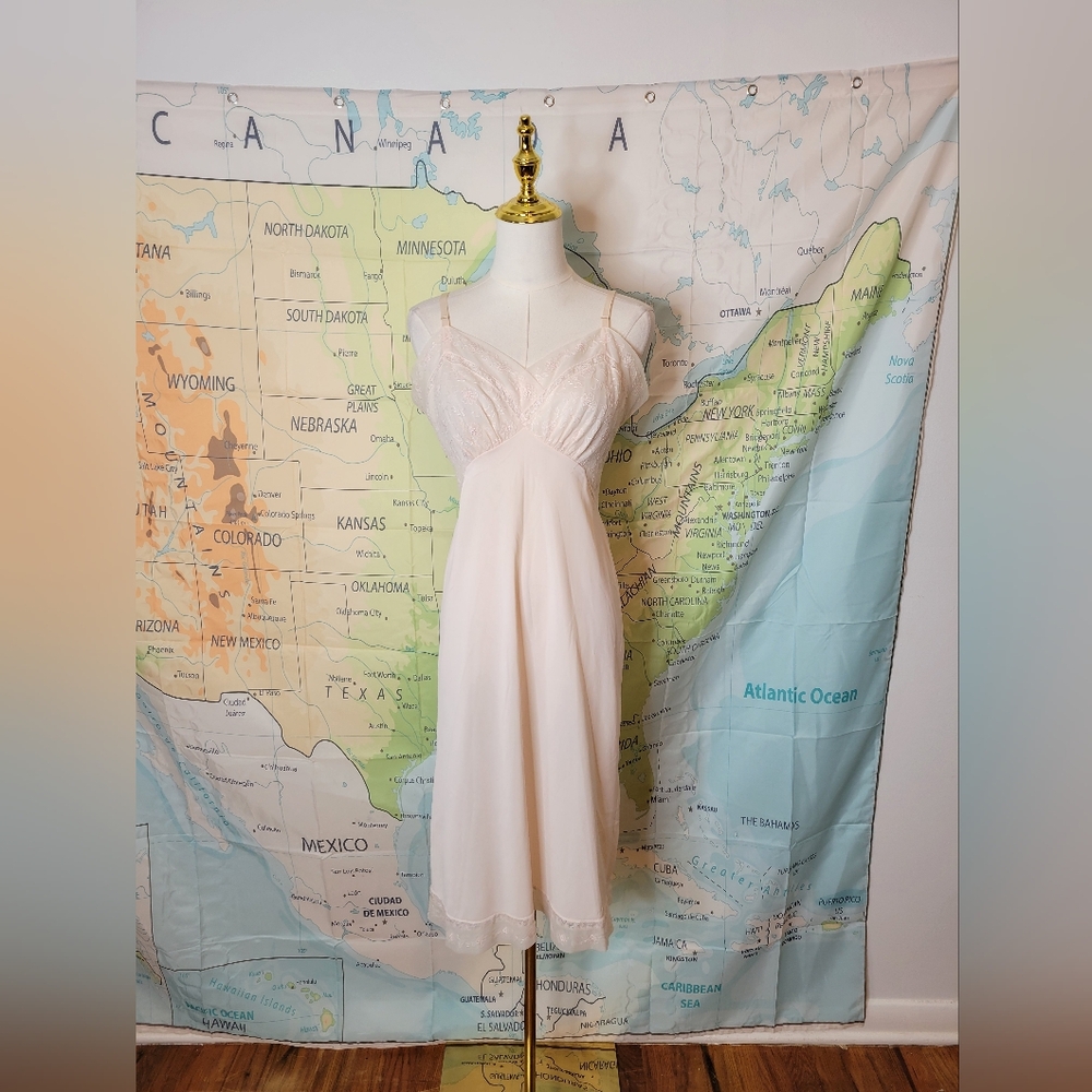 Vintage 1950s Light Pink Lace Trimmed Slip